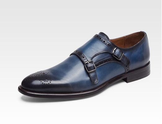 Sapatos de couro italiano de moço, calças de couro para homens, detalhes.