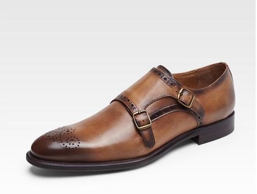 Sapatos de couro italiano de moço, calças de couro para homens, detalhes.