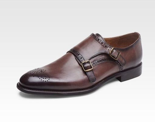 Sapatos de couro italiano de moço, calças de couro para homens, detalhes.