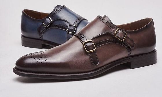 Sapatos de couro italiano de moço, calças de couro para homens, detalhes.