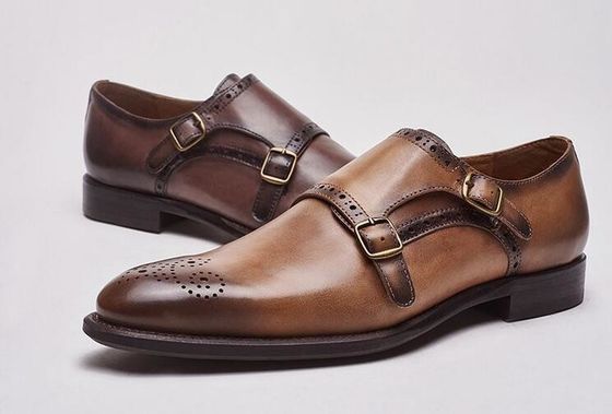 Sapatos de couro italiano de moço, calças de couro para homens, detalhes.
