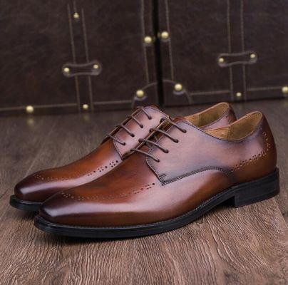 Brown Brogues Verão vestido de couro masculino sapatos com dedos quadrados, design moderno
