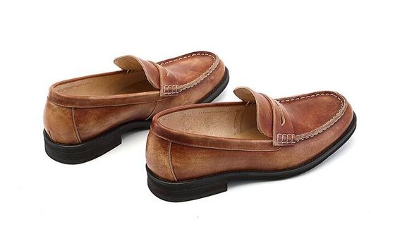 Homens transpiraveis, penny loafers castanhos, sapatos genuínos de couro.