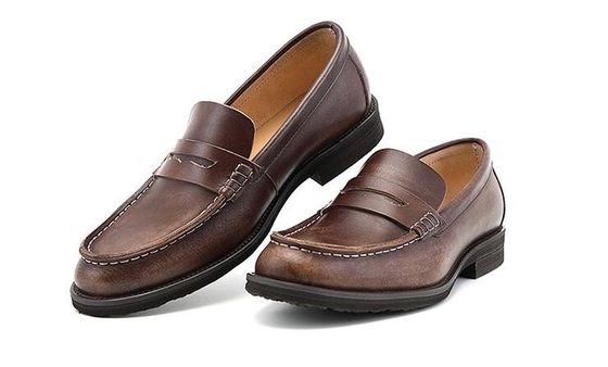 Homens transpiraveis, penny loafers castanhos, sapatos genuínos de couro.