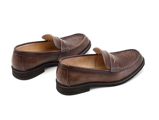 Homens transpiraveis, penny loafers castanhos, sapatos genuínos de couro.