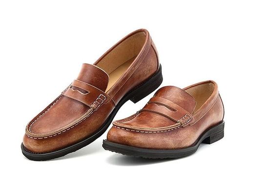 Homens transpiraveis, penny loafers castanhos, sapatos genuínos de couro.