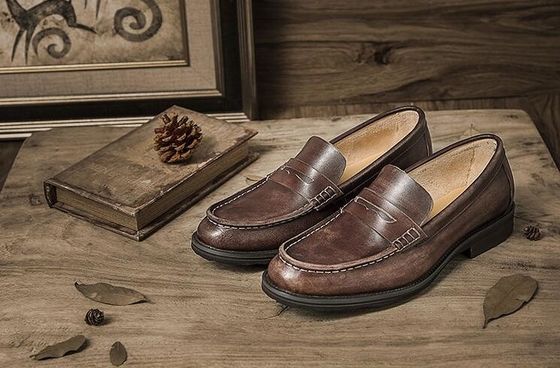 Homens transpiraveis, penny loafers castanhos, sapatos genuínos de couro.