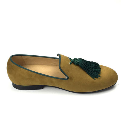 Loafers de veludo masculino amarelo Sapatos personalizados Loafers de couro pontiagudos
