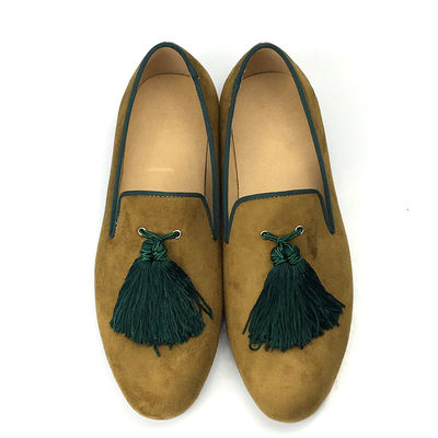 Loafers de veludo masculino amarelo Sapatos personalizados Loafers de couro pontiagudos