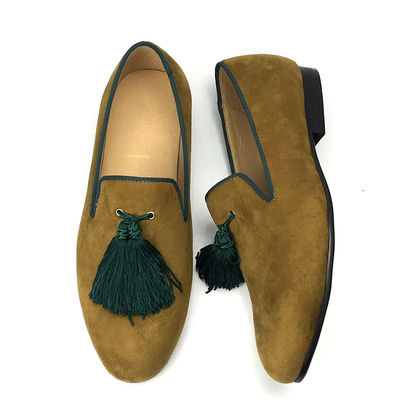 Loafers de veludo masculino amarelo Sapatos personalizados Loafers de couro pontiagudos