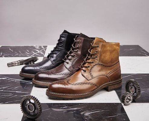 Confortáveis botas castanhas, com laço, de couro, de homens.