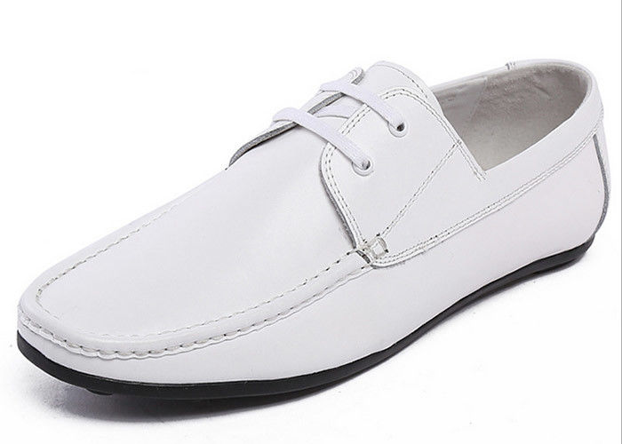 Pés de vaca brancos, sapatos de negócios, calçados modernos.