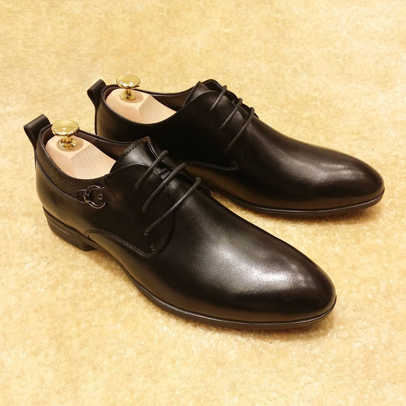 Sapatos italianos de couro genuíno para casamento, sapatos negros com atacadores.