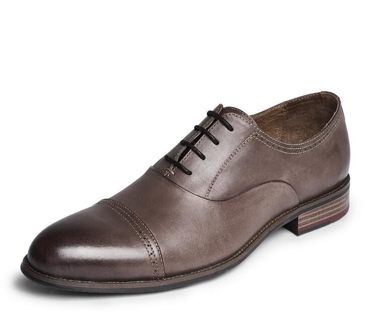 Pés redondos, sapatos de moda masculina, atacadores, atacadores de Oxford castanho escuro.
