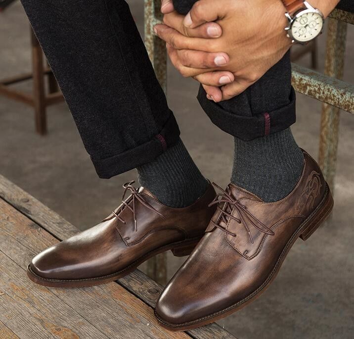 Homens de escritório vestidos de forma formal, sapatos italianos de couro genuíno.