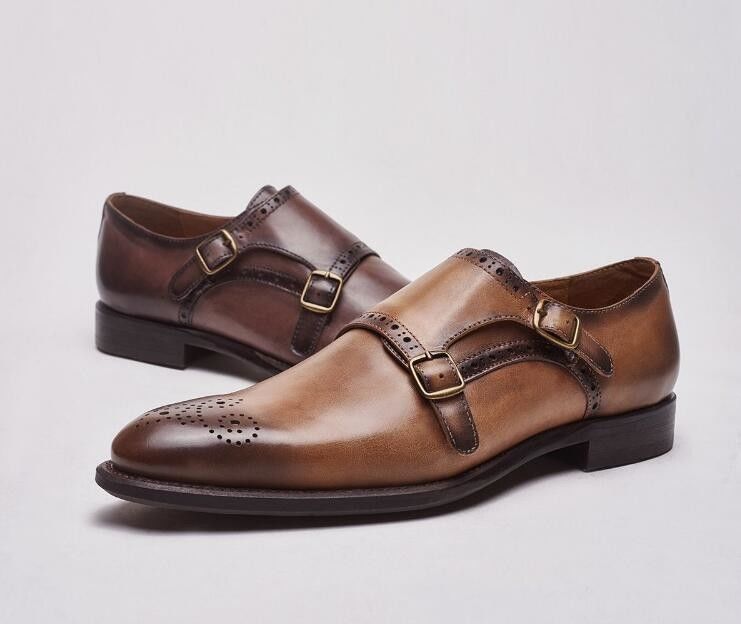 Sapatos de couro italiano de moço, calças de couro para homens, detalhes.